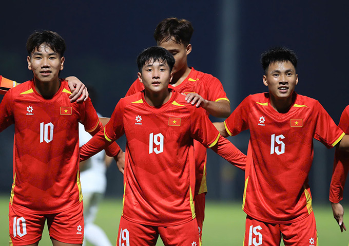 Mạnh Quân (số 19) ghi 4 bàn cho U17 Việt Nam - Ảnh: Đức Cường