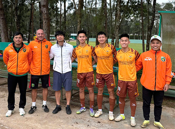 Công Phượng và thầy cũ Guillaume Graechen và các đàn em ở lứa sau của HAGL - Ảnh: HAGL