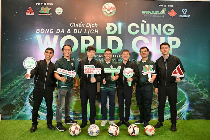 Các thành viên của chương trình "Đi cùng World Cup". Ảnh: AH