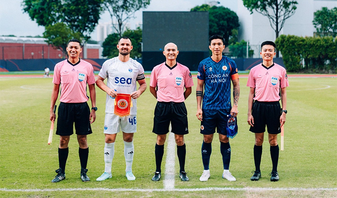 Đoàn Văn Hậu đá chính, đeo băng thủ quân của CAHN trong trận giao hữu trên đất Singapore vừa qua 