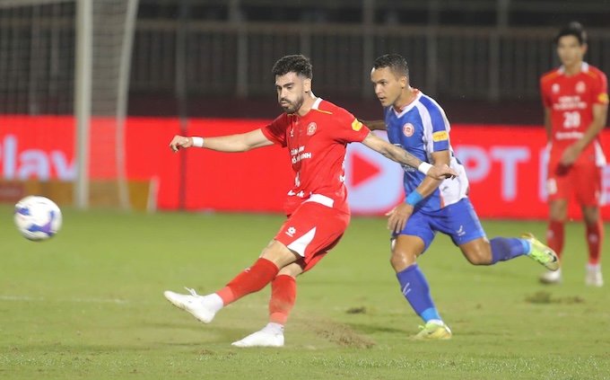 Sau một thời gian dài chấn thương, Enrick mới quay lại trong màu áo CA TP.HCM - Ảnh: Đình Viên 