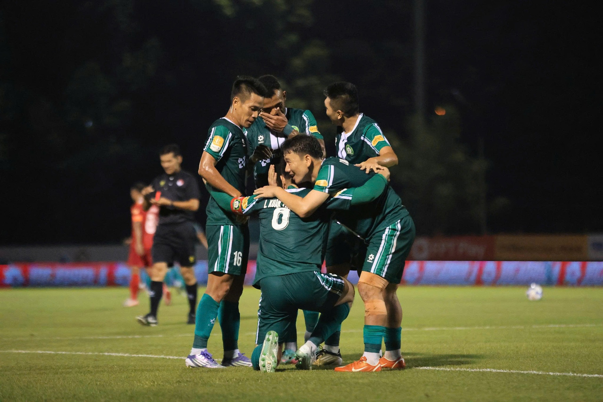 Minh Vương ăn mừng với đồng đội sau bàn thắng mở tỉ số trước Hà Tĩnh (Ảnh: Đồng Nai)