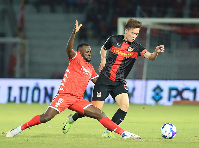 Hoàng Đức cùng các đồng đội thắng ngược, vào tứ kết Cúp Quốc gia - Ảnh: Phan Tùng 