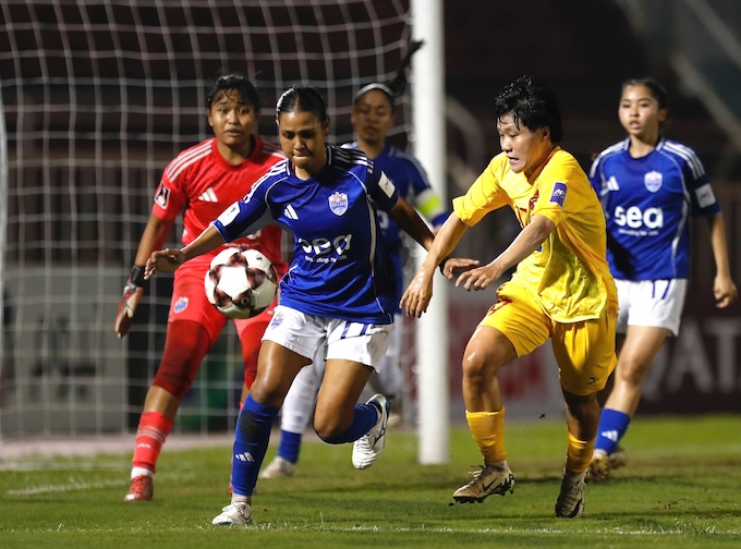 Các nữ cầu thủ TP.HCM tấn công liên tục, nhưng không thể ăn bàn. Ảnh: Anh Khoa