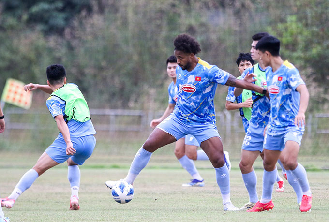 Xuân Son cùng ĐT Việt Nam trở lại Lào sau 1 năm - Ảnh: VFF 