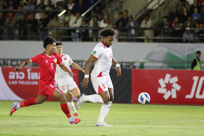 Xuân Son chưa sung sức nhưng anh lại thu hút các hậu vệ đối thủ - Ảnh: Minh Tuấn