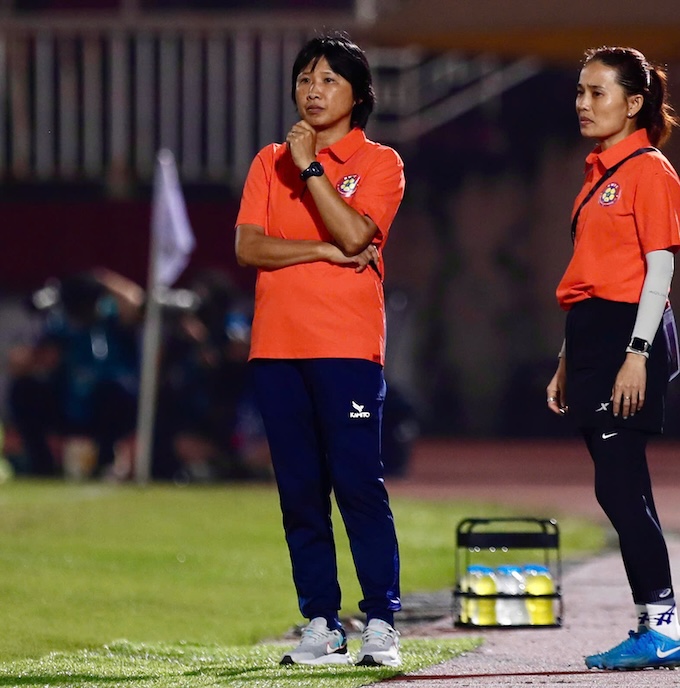 HLV Kim Chi chỉ đạo trận đấu của đội nữ TP.HCM. Ảnh: Anh Khoa 