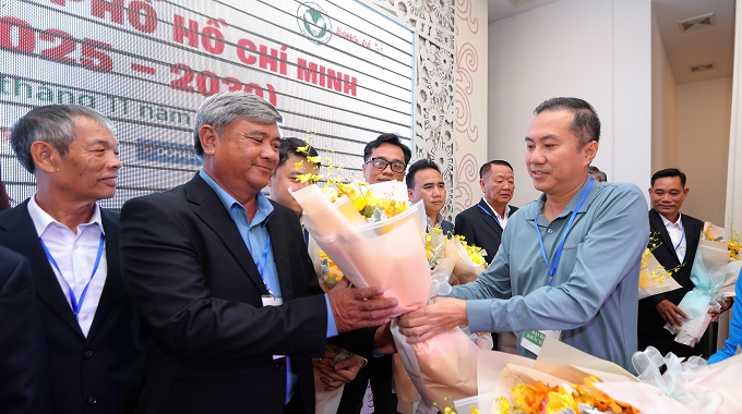 Phó chủ tịch LĐBĐ Việt Nam Nguyễn Xuân Vũ tặng hoa chúc mừng các Ủy viên trúng cử.