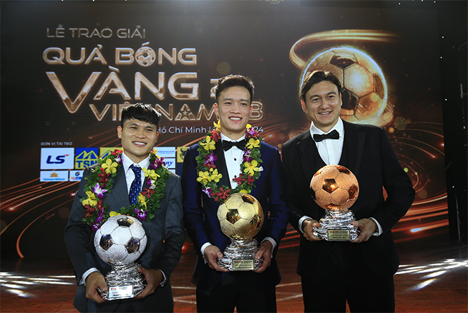 Đặng Văn Lâm (phải) giành Quả bóng Đồng Việt Nam cách đây 2 năm 