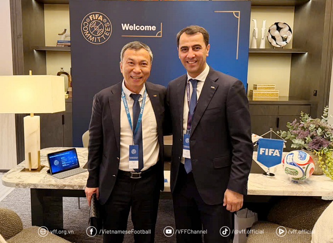 Chủ tịch LĐBĐ Việt Nam Trần Quốc Tuấn (trái) và Phó Chủ tịch thường trực LĐBĐ Uzbekistan