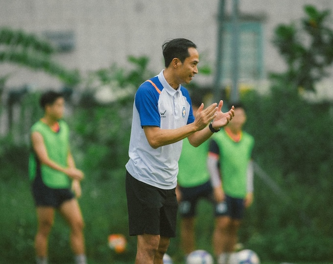 HLV Lê Đức Tuấn chỉ đạo trong một buổi tập. Ảnh: FBNV