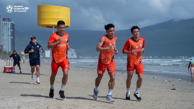 Các cầu thủ Đà Nẵng rèn thể lực trên bãi biển. Ảnh: FBNV