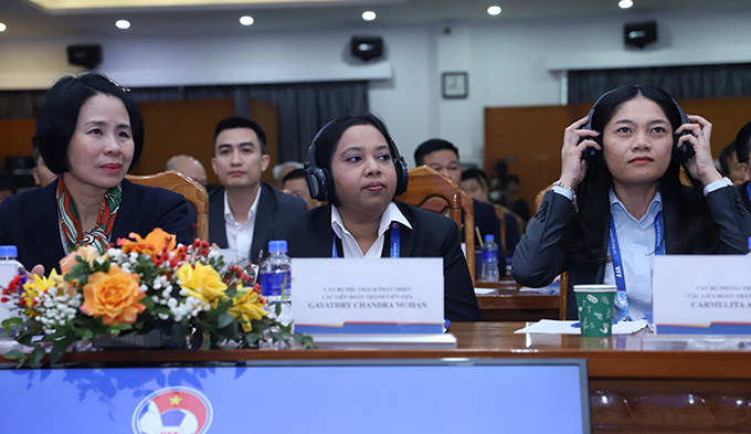 Bà Gayathry Chandra Mohan - Giám đốc Phát triển các Liên đoàn thành viên của FIFA (giữa), đánh giá cao sự phát triển của bóng đá Việt Nam - Ảnh: VFF 
