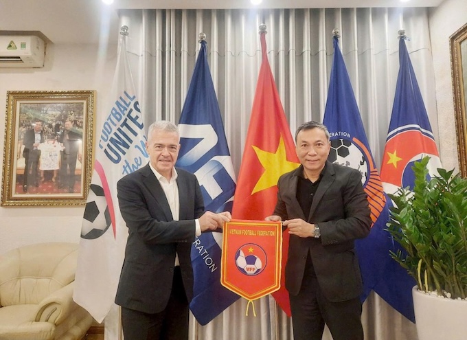 Chủ tịch Trần Quốc Tuấn và đại diện của FIFA tại buổi làm việc. Ảnh: VFF 