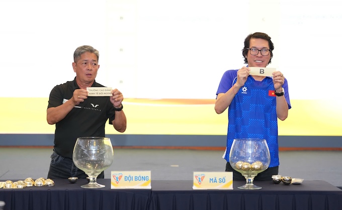 Bốc thăm tại cuộc họp báo. Ảnh: Độc Lập 