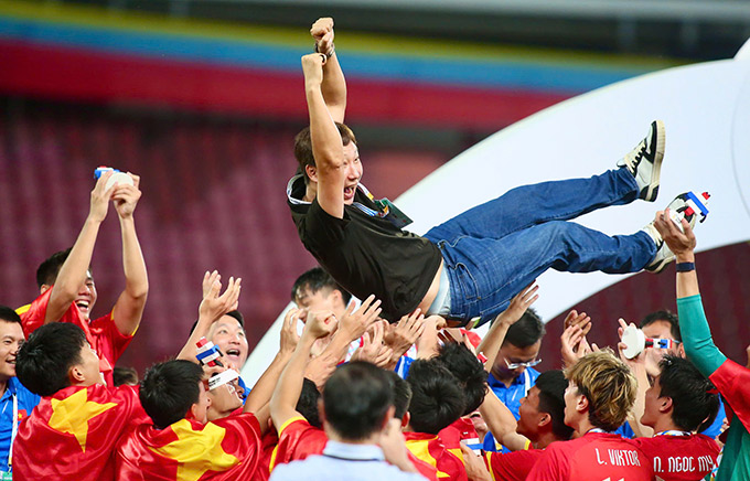 HLV Kim Sang Sik hạnh phúc vì tấm huy chương vàng ở SEA Games 33 - Ảnh: Đức Cường