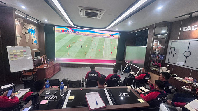 Các khóa học do đội ngũ giảng viên giàu kinh nghiệm trực tiếp giảng dạy, kết hợp giữa lý thuyết và thực hành, giúp học viên tiếp cận kiến thức hiện đại đồng thời nâng cao kỹ năng huấn luyện trên sân