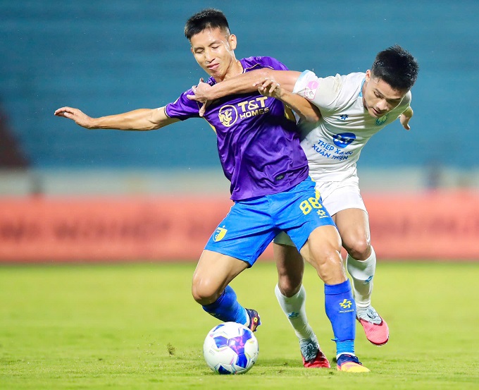 Nam Định gặp Hà Nội trong một trận đấu ở V.League 2025/26