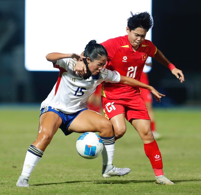 Cuộc tranh tài của ĐT nữ Việt Nam và Philippines ở chung kết SEA Games 33 - Ảnh: Đức Cường