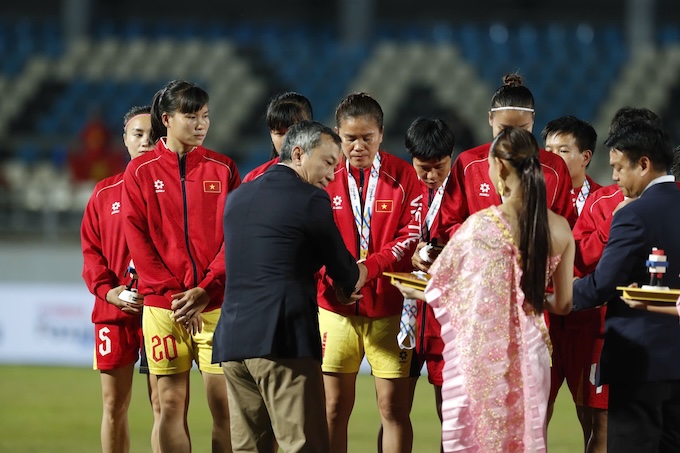 Chủ tịch VFF Trần Quốc Tuấn trao HCB cho ĐT nữ Việt Nam - Ảnh: Đức Cường
