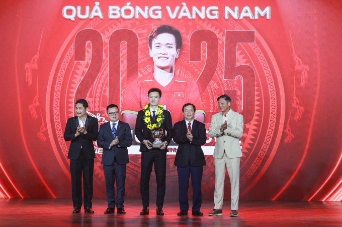 Hoàng Đức xứng đáng lần thứ 3 nhận danh hiệu Quả bóng vàng Việt Nam 