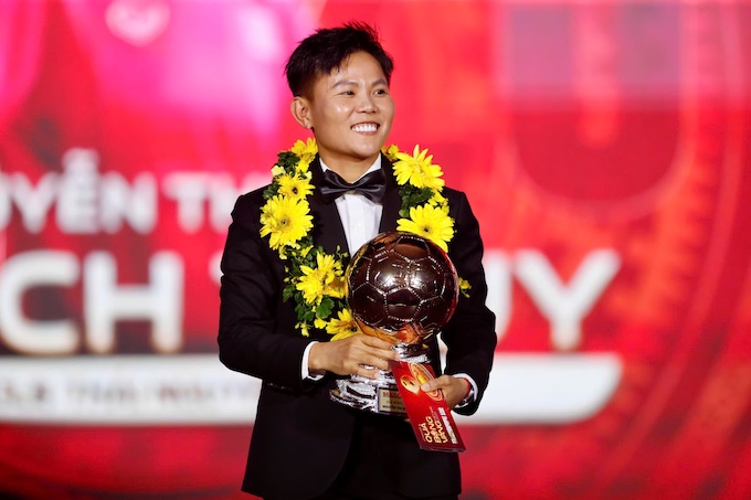 Nụ cười rạng rỡ của Bích Thuỳ khi nhận Quả bóng vàng 2025. Ảnh: Anh Khoa 