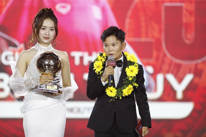 Bích Thuỳ chia sẻ cảm xúc tại lễ trao giải Quả bóng vàng. Ảnh: Anh Khoa 