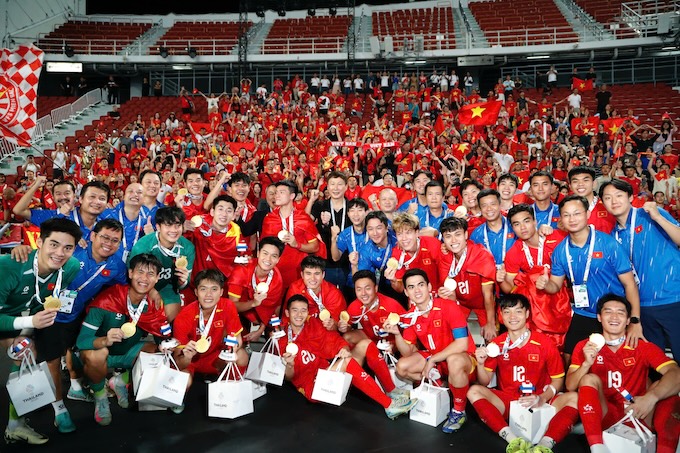 Niềm vui của thầy trò HLV Kim Sang Sik khi vô địch SEA Games 33. Ảnh: Đức Cường 