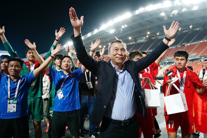 Chủ tịch VFF Trần quốc Tuấn chia vui với các cầu thủ trẻ. Ảnh: Đức Cường 