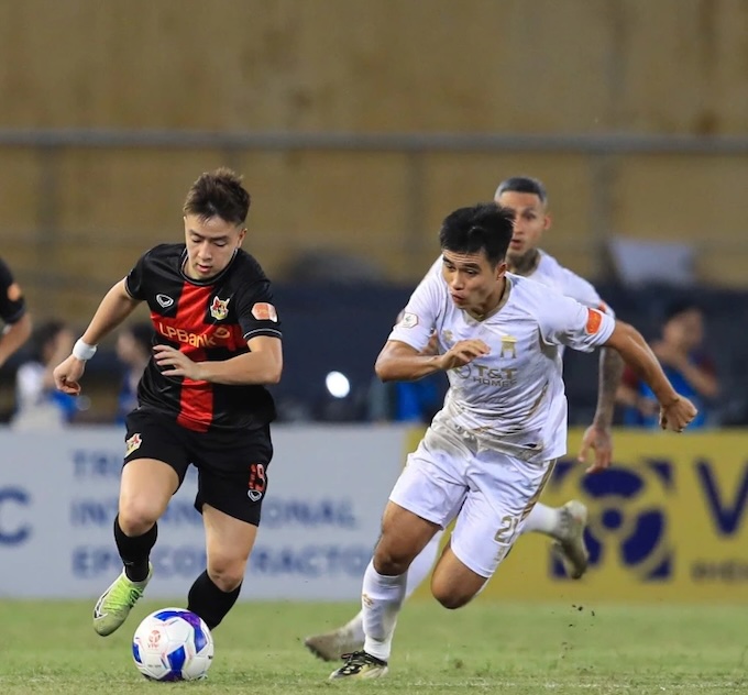 Ninh Bình (áo đen đỏ) đang có mạch trận bất bại rất ấn tượng. Ảnh: Đức Cường 