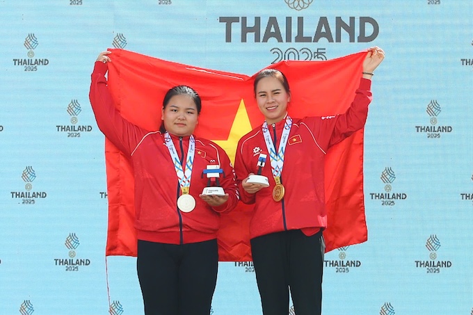 Trịnh Thu Vinh (phải) là VĐV xuất sắc nhất năm 2025 