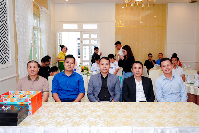 Buổi ký kết còn sự có mặt của các nhà tài trợ đồng hành