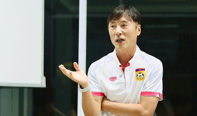 HLV Ha Hyeok Jun chia tay ĐT Lào chỉ sau 1 năm gắn bó - Ảnh: Đức Cường 