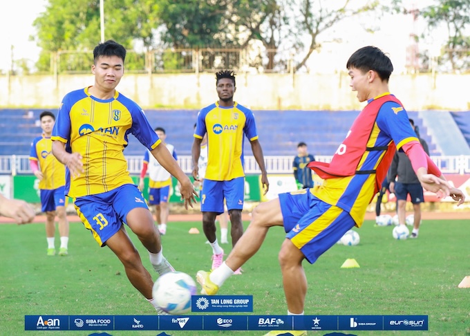 Một buổi tập của đội bóng xứ Nghệ. Ảnh: FBNV 