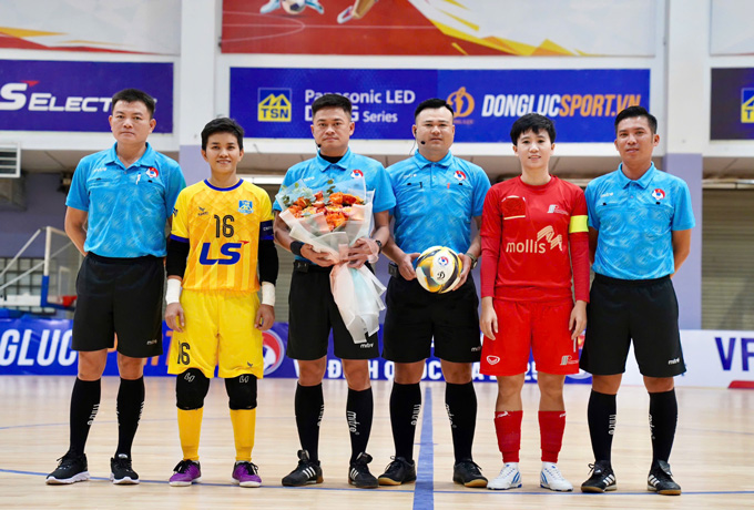 Tuyết Dung (áo đỏ) được dự đoán là phù hợp với sàn đấu futsal