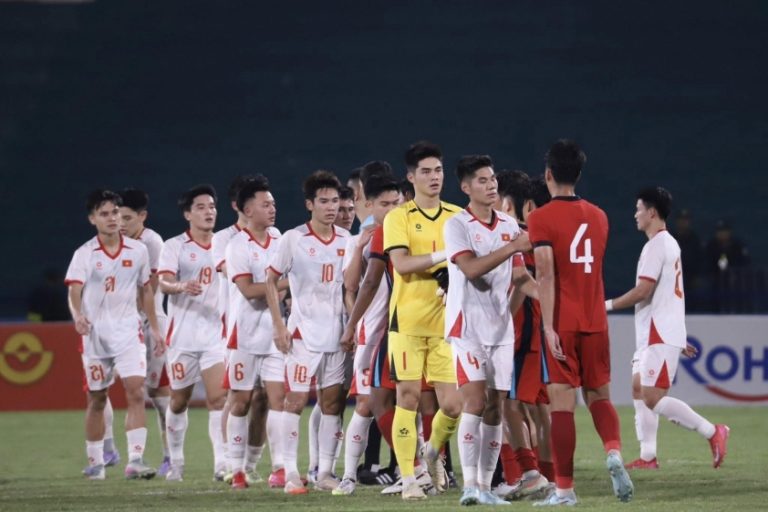 HLV Kim Sang Sik tạm chia tay ĐT Việt Nam ngay sau trận gặp Lào_691d8ceb5d424.jpeg