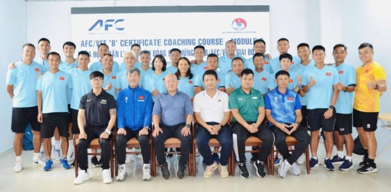 Tiền đạo vĩ đại nhất ĐT Việt Nam học xong bằng HLV hạng B_692583c24e04e.jpeg