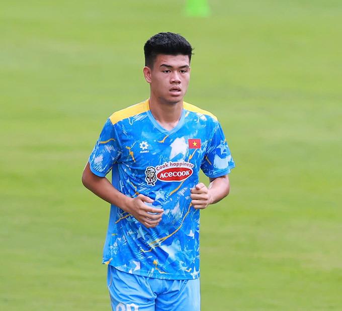 Trung vệ 1m95 sáng cửa đá chính ở SEA Games 33_69280efc392ff.jpeg