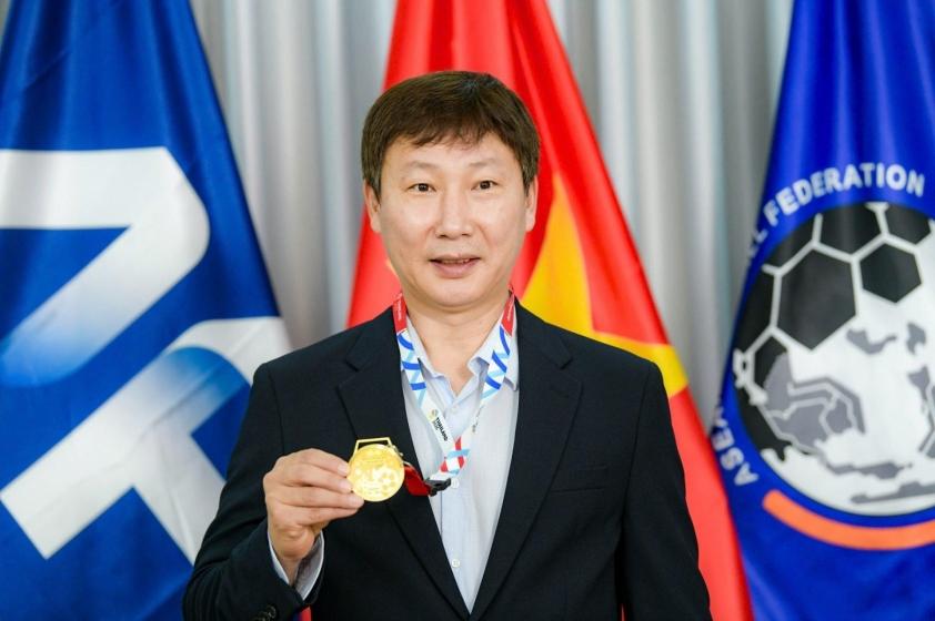 Báo Hàn Quốc nói điều bất ngờ khi HLV Kim Sang Sik nhận HCV 694cb27502a97.jpeg