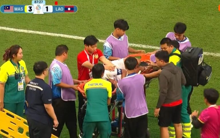 Gãy chân giống Xuân Son, đội trưởng U22 Lào vẫn bị nhận thẻ đỏ 6934bf42cc1bb.jpeg