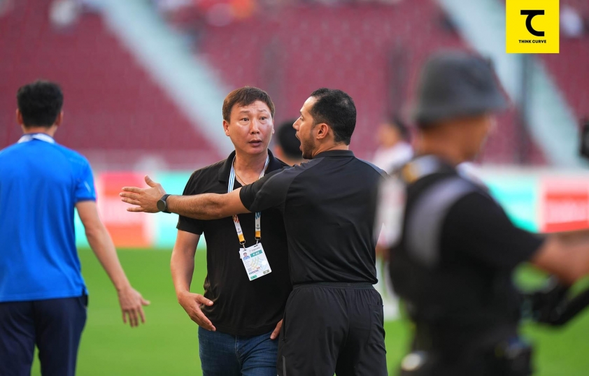HLV Kim Sang Sik nổi giận, nhận thẻ vàng ở trận thắng U22 Lào 6930e2f323437.jpeg