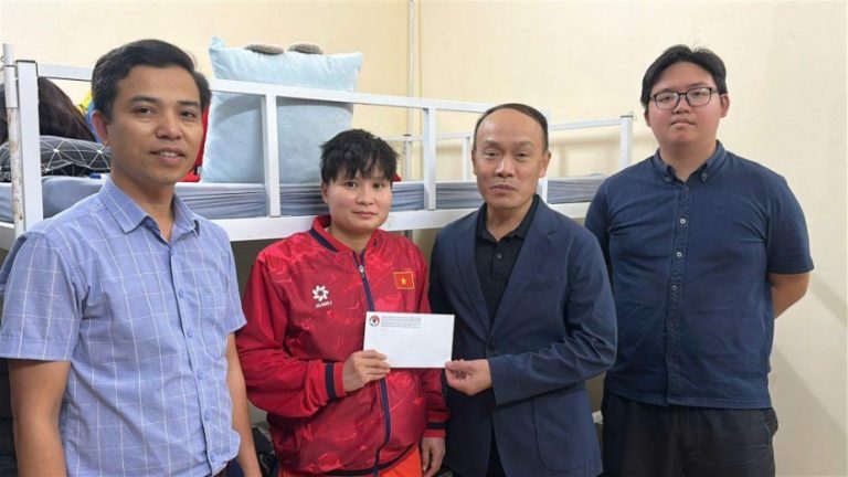 Lãnh đạo LĐBĐ Việt Nam thăm 2 cầu thủ lỡ hẹn SEA Games 6932187636b9d.jpeg