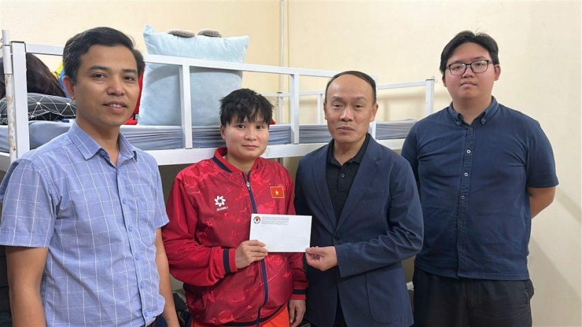 Lãnh đạo LĐBĐ Việt Nam thăm 2 cầu thủ lỡ hẹn SEA Games 6932187636b9d.jpeg