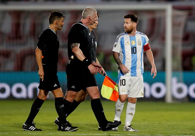 Messi giận dỗi, từ chối phát biểu sau trận thua Paraguay 694e3217ea774.jpeg