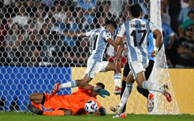 Uruguay 0 1 Argentina: Siêu phẩm định đoạt trận đấu; Tấm thẻ đỏ phút bù giờ 694e31de9944b.jpeg