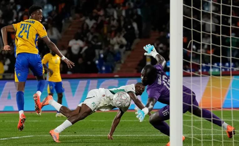 Bị dẫn 2 bàn, Bờ Biển Ngà ngược dòng hạ Gabon 6960abb253584.jpeg