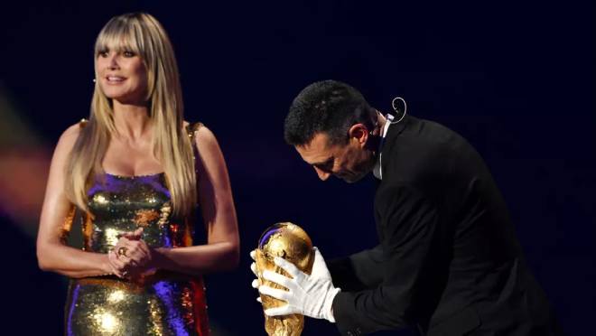 Chủ tịch FIFA xin lỗi Scaloni sau sự cố hy hữu với cúp vàng World Cup 695bae7dae76f.jpeg