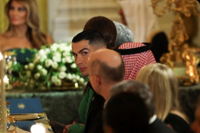 Ông Trump tiết lộ Barron là fan hâm mộ của Ronaldo tại tiệc Nhà Trắng 695ca57dd1718.jpeg