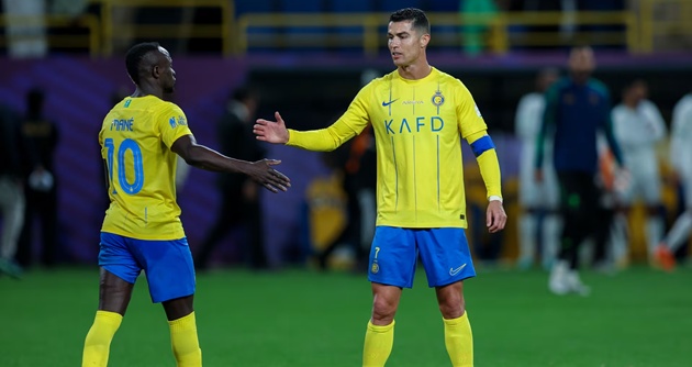 Ronaldo phản ứng gắt với trọng tài vì thẻ đỏ của Mane 695ca697af34b.jpeg