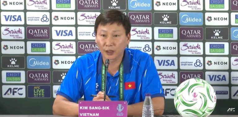 Trước ngày ra quân, HLV Kim Sang Sik nói lời thật lòng về Park Hang Seo 695baf01cf857.jpeg